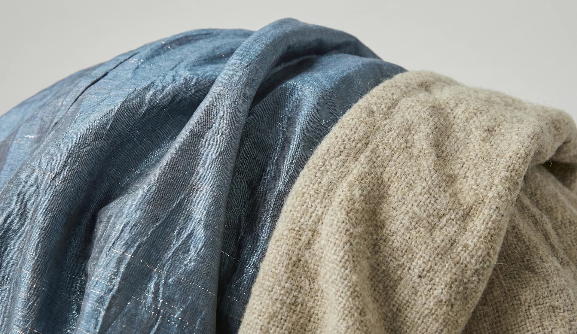 의류 질감·광택·주름 재현